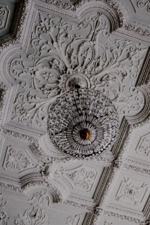 Roseta e ornamentos de gesso no teto (imagem ilustrativa)